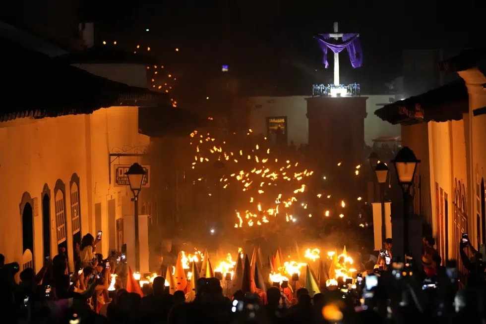 Cuộc rước Tuần Th&aacute;nh tại Goias, c&aacute;ch 350 km về ph&iacute;a t&acirc;y Brasilia, Brazil trong ng&agrave;y Thứ Năm Tuần Th&aacute;nh (6/4). Ảnh: AP