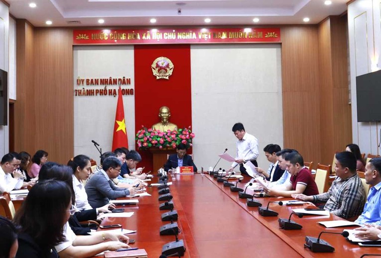 Cuộc họp về c&ocirc;ng t&aacute;c tổ chức c&aacute;c hoạt động của Tuần du lịch Hạ Long của UBND TP Hạ Long. Ảnh: Cổng th&ocirc;ng tin điện tử tỉnh Quảng Ninh