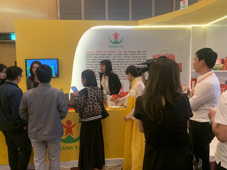 Kh&aacute;ch tham quan gian trưng b&agrave;y sản phẩm của Kh&aacute;nh T&acirc;n.