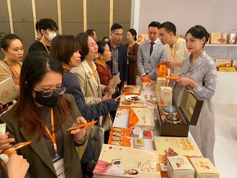 C&aacute;c kh&aacute;ch mời trải nghiệm sản phẩm của thương hiệu Achimmadang đến từ H&agrave;n Quốc.