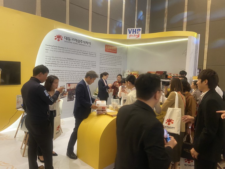 Nhiều kh&aacute;ch mời quan t&acirc;m những sản phẩm của C&ocirc;ng ty VHP Gingseng.