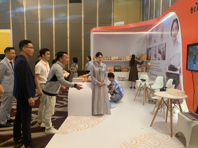 Hoạt động giải tr&iacute; v&agrave; nhận qu&agrave; đến từ thương hiệu Achimmadang hấp dẫn kh&aacute;ch tham quan v&agrave; tạo th&ecirc;m kh&ocirc;ng kh&iacute; vui tươi trong chương tr&igrave;nh