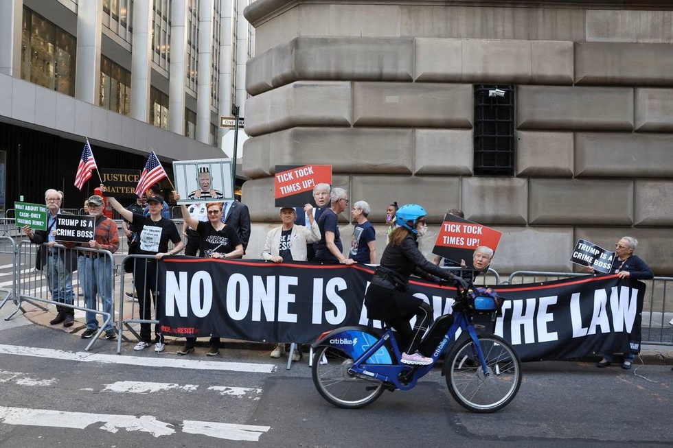 Những người biểu t&igrave;nh phản đối &ocirc;ng Trump trước văn ph&ograve;ng của Tổng chưởng l&yacute; New York Letitia James ng&agrave;y 13/4. Ảnh: Reuters