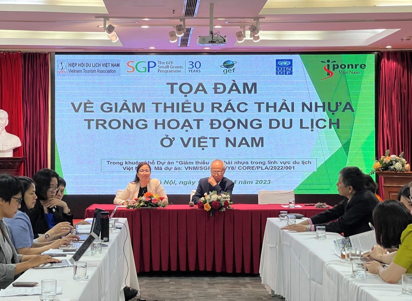Tọa đ&agrave;m về giảm thiểu r&aacute;c thải nhựa trong lĩnh vực du lịch ở Việt Nam. Ảnh: Thảo Ng&acirc;n