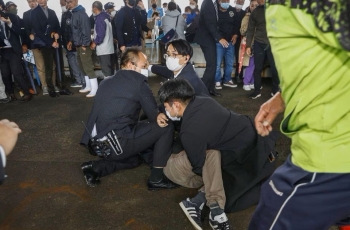 Thủ tướng Nhật Bản phải sơ tán vì bị ném bom khói