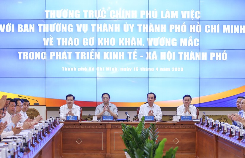 Thường trực Ch&iacute;nh phủ l&agrave;m việc với Ban Thường vụ Th&agrave;nh ủy TP HCM, ng&agrave;y 16/4. Ảnh: VGP.