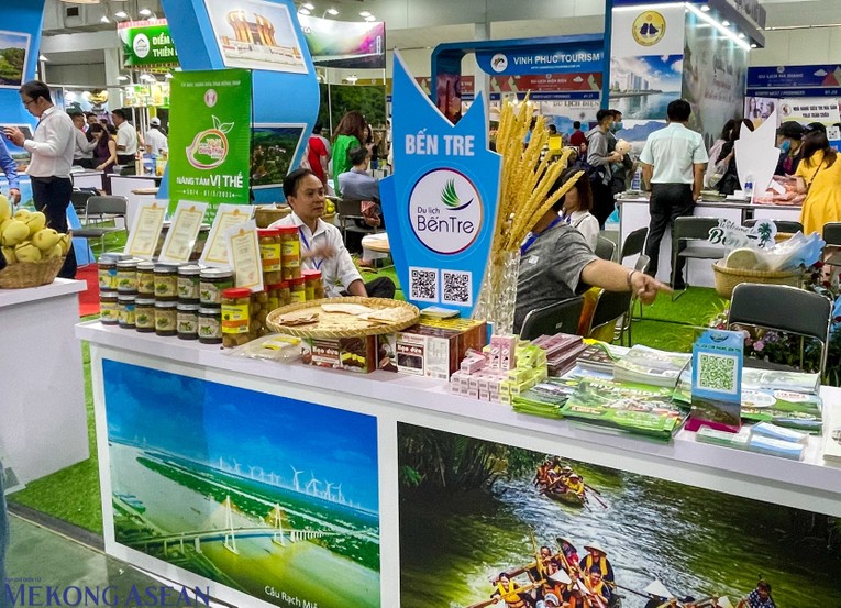 Nổi tiếng với tr&aacute;i dừa, Bến Tre trưng b&agrave;y c&aacute;c sản phẩm được l&agrave;m từ dừa như kẹo dừa, s&aacute;p dừa,... Ảnh: Thảo Ng&acirc;n