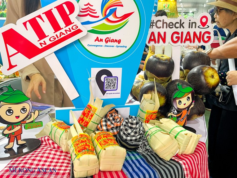 Tỉnh An Giang giới thiệu sản phẩm thốt nốt gắn liền với v&ugrave;ng đất Thất Sơn (v&ugrave;ng Bảy N&uacute;i) thuộc địa phận 2 huyện Tri T&ocirc;n v&agrave; Tịnh Bi&ecirc;n của tỉnh. Ảnh: Thảo Ng&acirc;n
