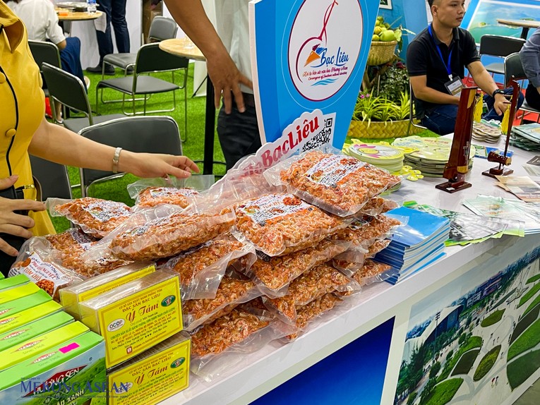 L&agrave; nơi c&oacute; cửa biển lớn gi&aacute;p tỉnh C&agrave; Mau, Bạc Li&ecirc;u cũng ph&aacute;t triển c&aacute;c mặt h&agrave;ng đồ kh&ocirc; tại x&atilde; G&agrave;nh H&agrave;o với c&aacute;c sản phẩm như t&ocirc;m kh&ocirc;, c&aacute; kh&ocirc;, b&aacute;nh phồng t&ocirc;m. Ảnh: Thảo Ng&acirc;n