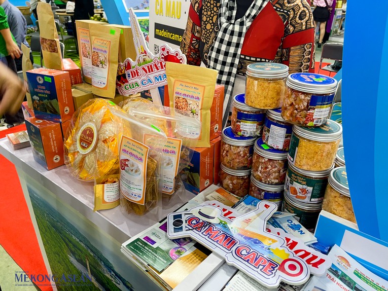 C&agrave; Mau nổi tiếng với nghề l&agrave;m t&ocirc;m kh&ocirc;, c&aacute;c sản phẩm t&ocirc;m kh&ocirc; của tỉnh cũng được trưng b&agrave;y tại hội chợ. Sở Văn h&oacute;a - Thể thao v&agrave; Du lịch tỉnh C&agrave; Mau cũng đ&atilde; gửi hồ sơ khoa học tr&igrave;nh Bộ Văn h&oacute;a Thể thao v&agrave; Du lịch đề nghị c&ocirc;ng nhận nghề l&agrave;m t&ocirc;m kh&ocirc; C&agrave; Mau l&agrave; Di sản Văn h&oacute;a phi vật thể quốc gia. Ảnh: Thảo Ng&acirc;n