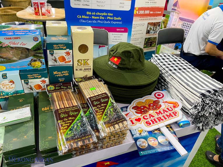 Khăn rằn - trang phục đặc trưng của người d&acirc;n C&agrave; Mau. Ảnh: Thảo Ng&acirc;n