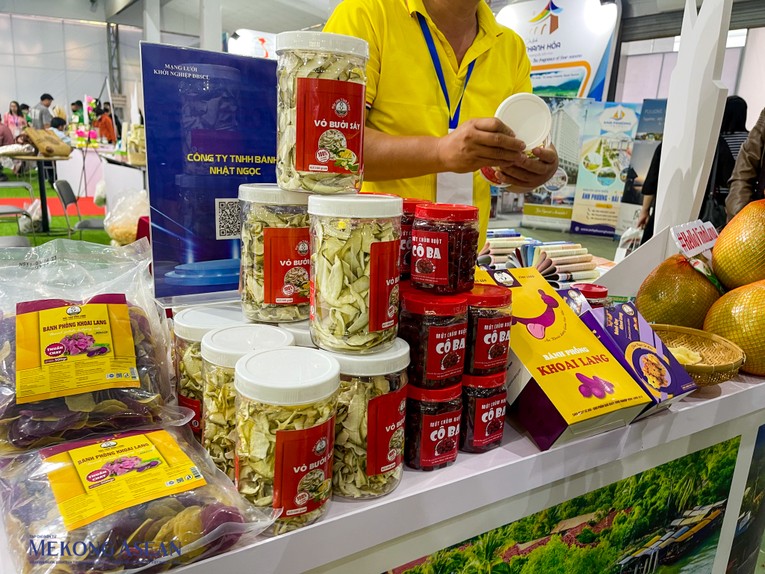 C&aacute;c sản phẩm xuất xứ từ bưởi v&agrave; khoai lang của tỉnh Vĩnh Long. Ảnh: Thảo Ng&acirc;n