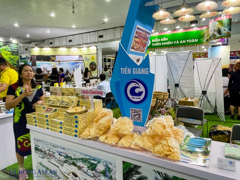 Đặc sản của tỉnh Tiền Giang - b&aacute;nh phồng C&aacute;i B&egrave; được l&agrave;m từ nguy&ecirc;n liệu ch&iacute;nh l&agrave; sắn, đường, nước dừa, sữa. L&agrave;ng nghề b&aacute;nh phồng C&aacute;i B&egrave; l&agrave; l&agrave;ng nghề l&acirc;u đời đ&atilde; tồn tại được 70 năm tại tỉnh Tiền Giang. Ảnh: Thảo Ng&acirc;n