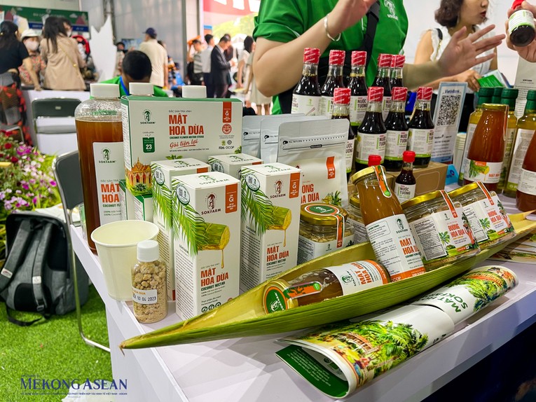 Dừa l&agrave; c&acirc;y trồng chủ lực của tỉnh Tr&agrave; Vinh, tận dụng tiềm năng của lo&agrave;i c&acirc;y n&agrave;y, người d&acirc;n đ&atilde; l&agrave;m ra sản phẩm mật hoa dừa. Ảnh: Thảo Ng&acirc;n