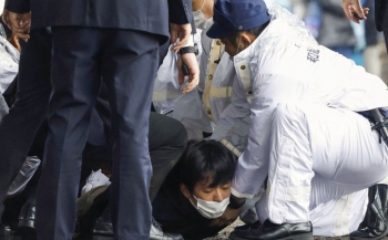 Nguy cơ &apos;sói đơn độc&apos; tấn công sau vụ ném bom khói vào Thủ tướng Nhật