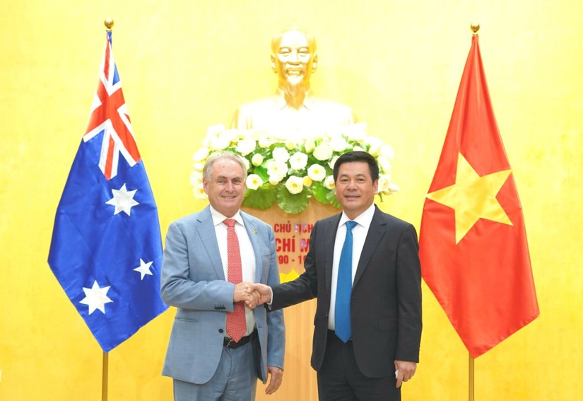 Bộ trưởng C&ocirc;ng Thương Nguyễn Hồng Di&ecirc;n v&agrave; Bộ trưởng Thương mại v&agrave; Du lịch Australia Don Farrell. Ảnh: Bộ C&ocirc;ng Thương