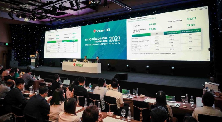 Ban l&atilde;nh đạo VPBank điều h&agrave;nh đại hội.