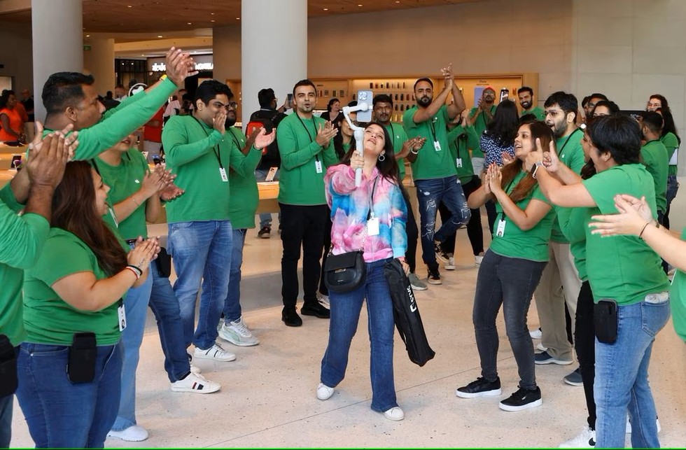 Một blogger tới trải nghiệm cửa h&agrave;ng đầu ti&ecirc;n của Apple tại Ấn Độ. Ảnh: Reuters
