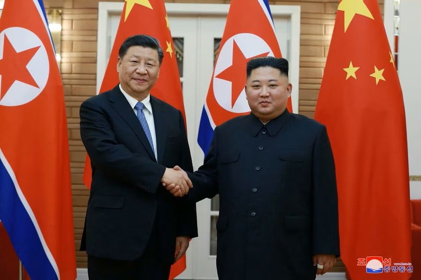 Nh&agrave; l&atilde;nh đạo Triều Ti&ecirc;n Kim Jong Un bắt tay với Chủ tịch Trung Quốc Tập Cận B&igrave;nh trong chuyến thăm của &ocirc;ng Tập tới B&igrave;nh Nhưỡng, Triều Ti&ecirc;n năm 2019. Ảnh: KCNA