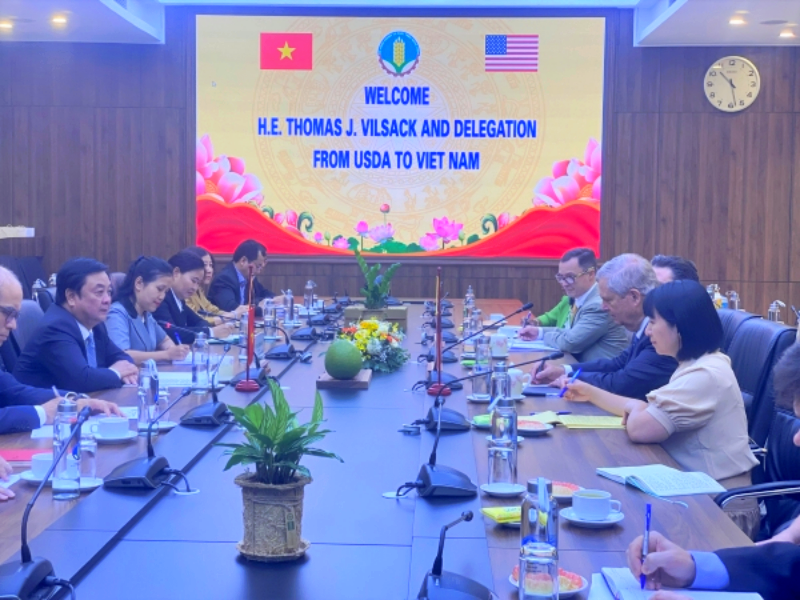 Bộ trưởng Bộ NN&amp;amp;amp;PTNT L&ecirc; Minh Hoan tiếp v&agrave; l&agrave;m việc với Bộ trưởng N&ocirc;ng nghiệp Hoa Kỳ Thomas Vilsack. Ảnh: Mard.