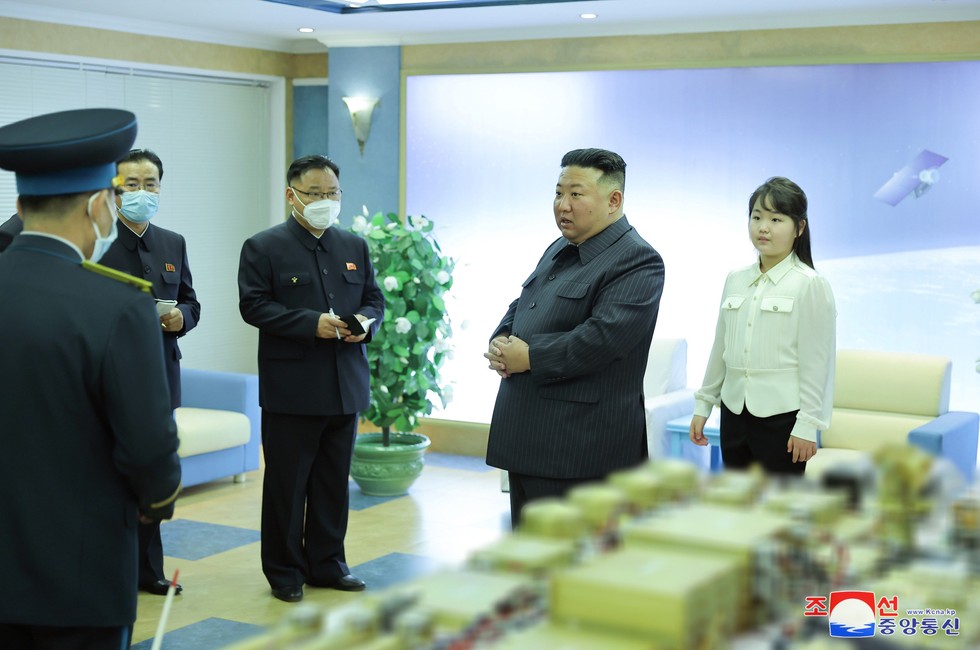 &Ocirc;ng Kim Jong-un ra lệnh sớm ph&oacute;ng vệ tinh do th&aacute;m đầu ti&ecirc;n của Triều Ti&ecirc;n ảnh 1