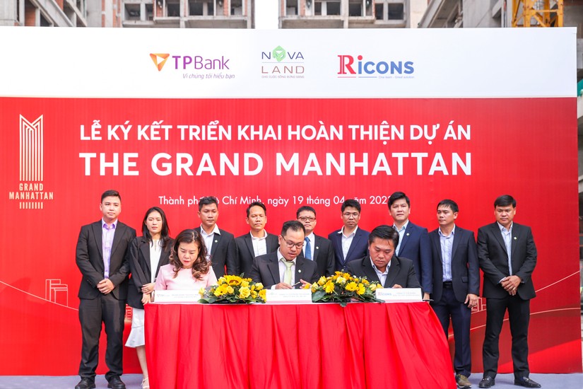 Đại diện Novaland &ndash; TPBank &ndash; Ricons k&yacute; kết hợp t&aacute;c triển khai x&acirc;y dựng ho&agrave;n thiện dự &aacute;n The Grand Manhattan. Ảnh: Novaland