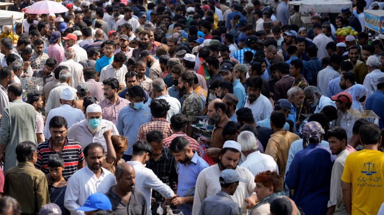 D&acirc;n số Ấn Độ được dự b&aacute;o sẽ vượt Trung Quốc gần 3 triệu người v&agrave;o giữa năm nay. Ảnh: Reuters