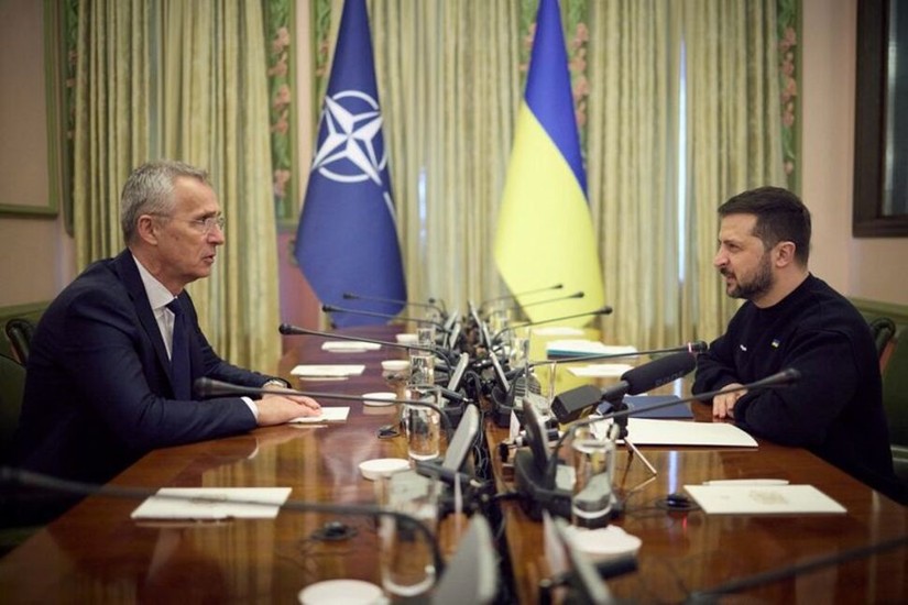 Tổng thống Ukraine Volodymyr Zelensky v&agrave; Tổng thư k&yacute; NATO Jens Stoltenberg gặp mặt tại thủ đ&ocirc; Kiev, ng&agrave;y 20/4. Ảnh: Reuters