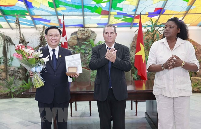 L&atilde;nh đạo th&agrave;nh phố Santiago de Cuba trao kỷ niệm chương tặng Chủ tịch Quốc hội Vương Đ&igrave;nh Huệ, vị kh&aacute;ch danh dự của địa phương. Ảnh: TTXVN