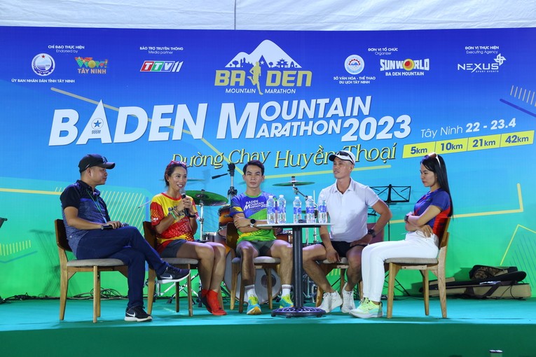 Giao lưu với 2 gương mặt đại sứ của m&ugrave;a giải: Thanh Vũ v&agrave; Trọng Nhơn.