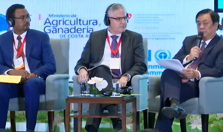 Bộ trưởng Bộ N&ocirc;ng nghiệp Thụy Sĩ Christian Hofer (giữa). Ảnh: Phương Thảo.