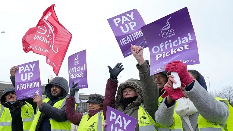 C&aacute;c th&agrave;nh vi&ecirc;n của c&ocirc;ng đo&agrave;n Unite biểu t&igrave;nh gần s&acirc;n bay Heathrow ở London hồi th&aacute;ng 3/2023. Ảnh: AP