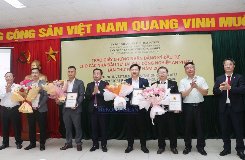 L&atilde;nh đạo tỉnh Hải Dương trao Giấy chứng nhận v&agrave; tặng hoa ch&uacute;c mừng c&aacute;c nh&agrave; đầu tư.