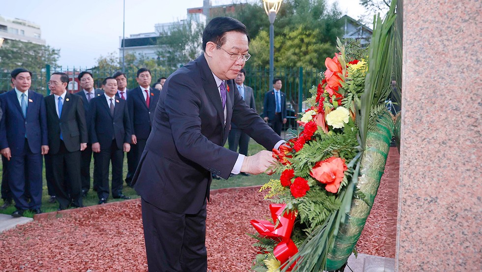 Chủ tịch Quốc hội Vương Đ&igrave;nh Huệ đặt v&ograve;ng hoa tại Tượng đ&agrave;i Chủ tịch Hồ Ch&iacute; Minh. Ảnh: Quốc hội Việt Nam