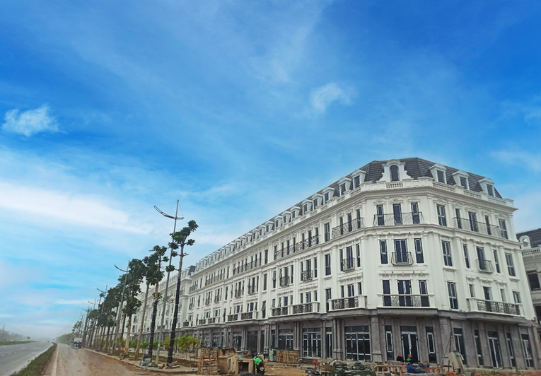 To&agrave;n bộ biệt thự v&agrave; shophouse của Sunshine Capital Tay Thang Long đ&atilde; ho&agrave;n th&agrave;nh kết cấu m&oacute;ng, th&acirc;n, đang thi c&ocirc;ng ốp l&aacute;t đ&aacute; ngo&agrave;i nh&agrave;, lắp đặt lan can, cửa v&aacute;ch k&iacute;nh, dự kiến b&agrave;n giao v&agrave;o qu&yacute; II/2023