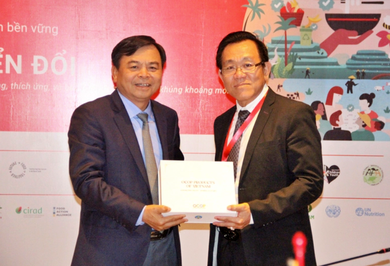 Thứ trưởng Bộ NN&amp;amp;amp;amp;PTNT Việt Nam Nguyễn Ho&agrave;ng Hiệp v&agrave; &ocirc;ng San Vanty, Quốc vụ khanh, Thứ trưởng Bộ N&ocirc;ng L&acirc;m Ngư nghiệp Campuchia. Ảnh: NNVN.