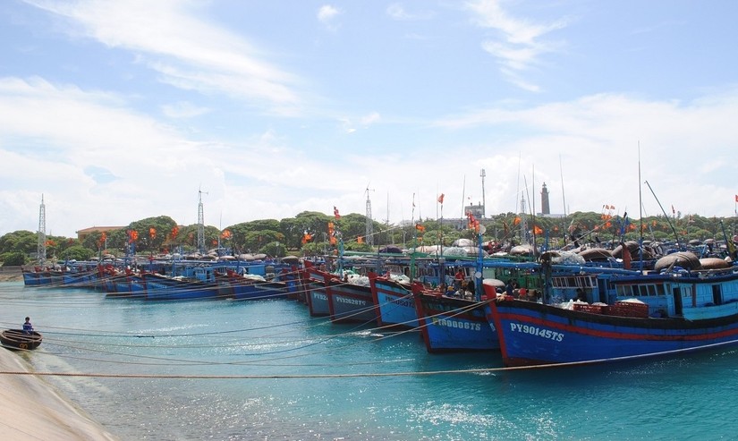 C&aacute;c t&agrave;u c&aacute; neo đậu tại huyện đảo Trường Sa. Ảnh: VOV.