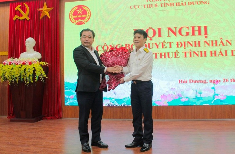 &Ocirc;ng Trần Đức Thắng, B&iacute; thư Tỉnh ủy Hải Dương tặng hoa ch&uacute;c mừng t&acirc;n Cục trưởng Cục Thuế tỉnh Hải Dương.