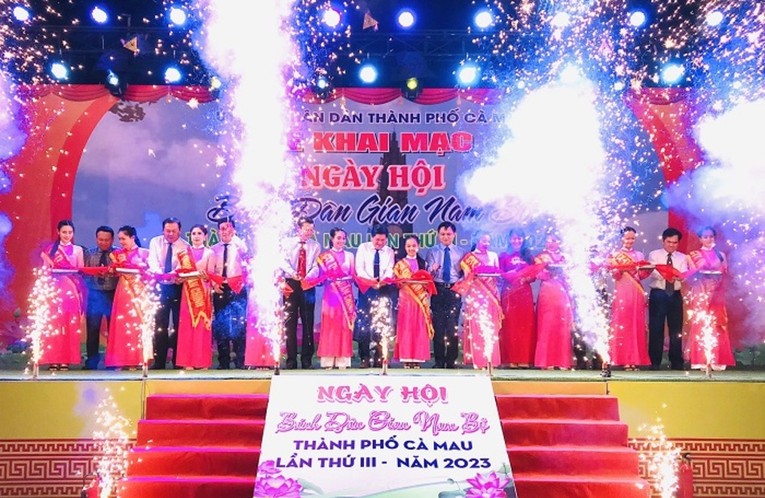 Nghi thức cắt băng khai mạc Ng&agrave;y hội b&aacute;nh d&acirc;n gian Nam Bộ th&agrave;nh phố C&agrave; Mau lần thứ III năm 2023. Ảnh: CTTĐT tỉnh C&agrave; Mau