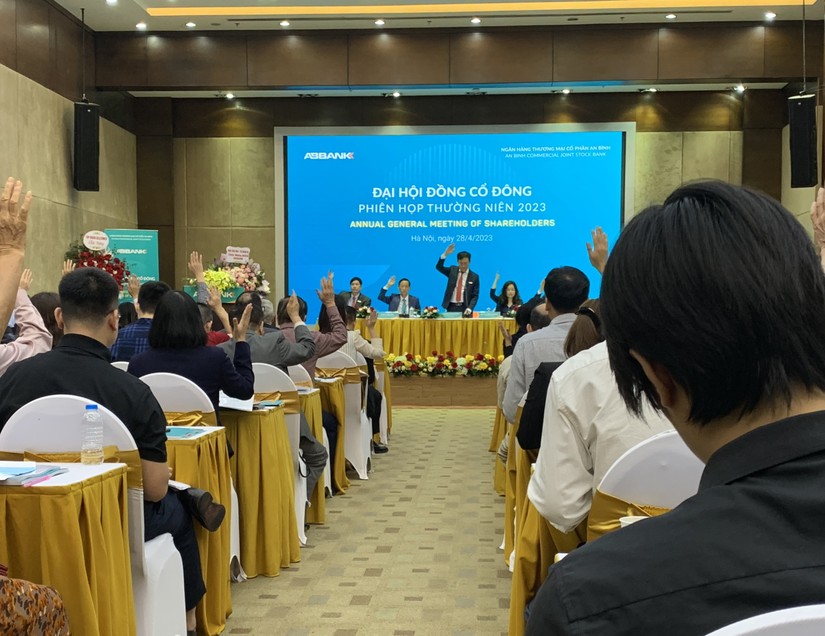 Cổ đ&ocirc;ng ABBank đồng t&igrave;nh trước c&aacute;c nội dung tại đại hội (Ảnh: Thu Trang)