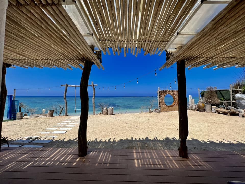 Chiu Chiu Resort, một dãy nhà trắng tinh ven biển, cuối một làng chài. Ảnh: Quốc Huy Chiu Chiu Resort, một dãy nhà trắng tinh ven biển, cuối một làng chài. Ảnh: Quốc Huy