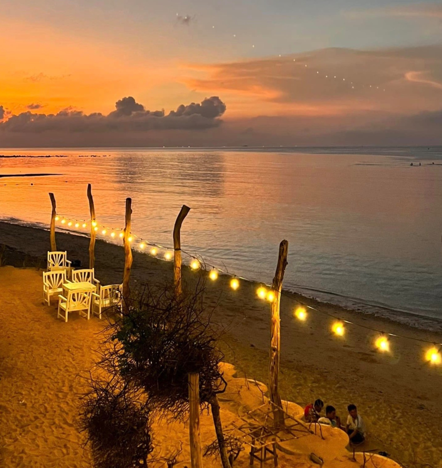 Xếp một chiếc bàn ven bờ biển, tự tay nướng hải sản mua từ thuyền đánh cá cập bờ mỗi ngày cho bữa tối. Ảnh: Quốc Huy Xếp một chiếc bàn ven bờ biển, tự tay nướng hải sản mua từ thuyền đánh cá cập bờ mỗi ngày cho bữa tối. Ảnh: Quốc Huy