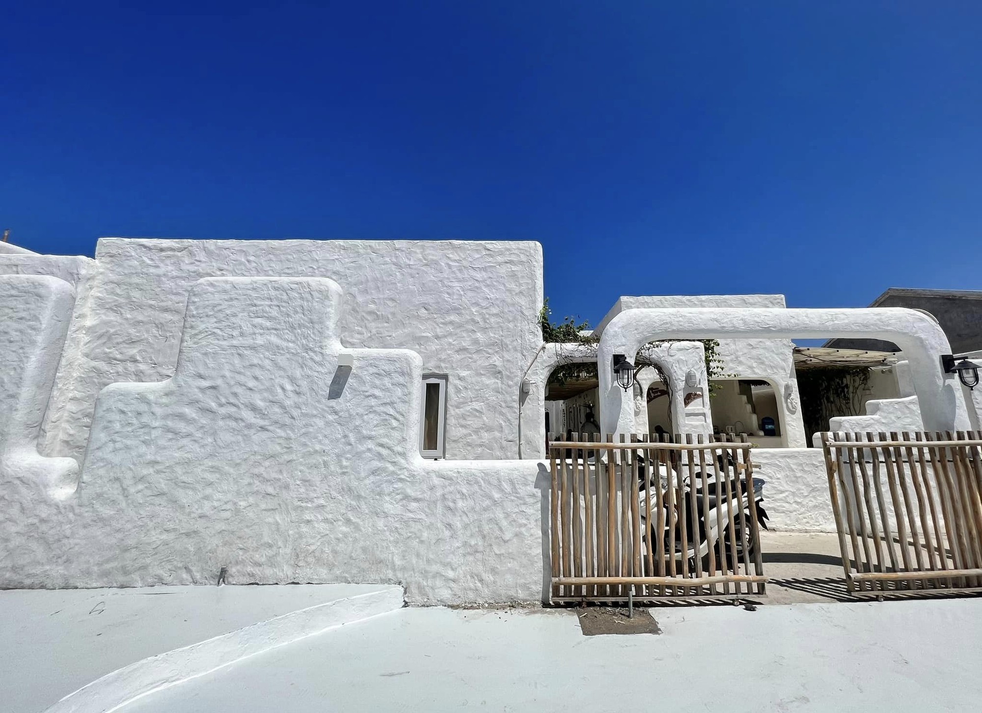 Một chiếc resort trắng tinh nằm cuối một làng chài. Ảnh: Quốc Huy Một chiếc resort trắng tinh nằm cuối một làng chài. Ảnh: Quốc Huy