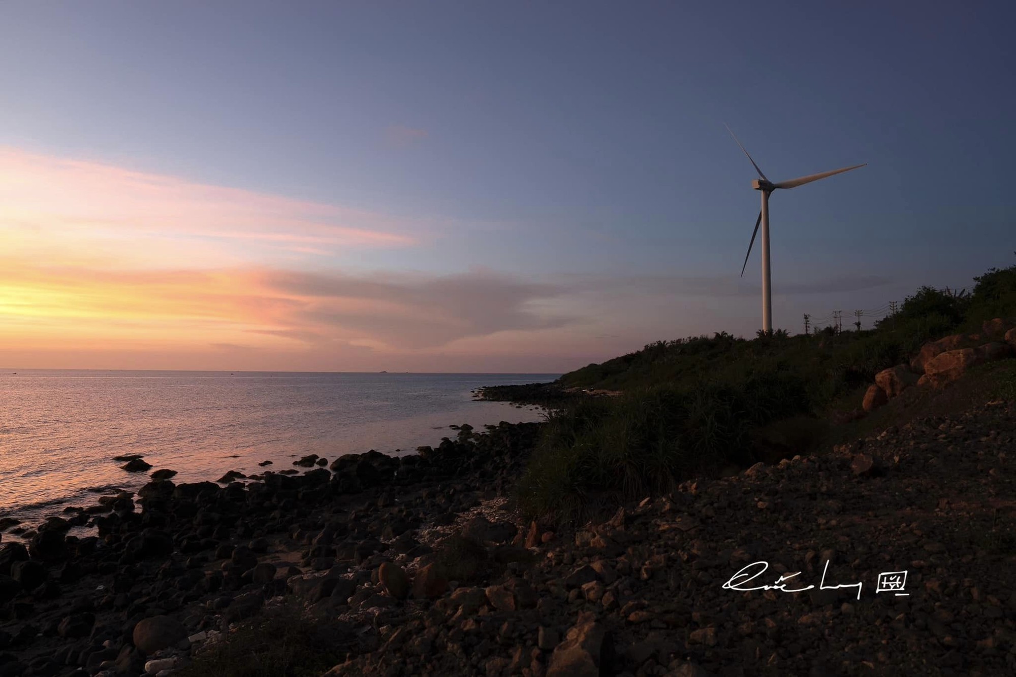 Những cột điện gió dưới hàng hôn. Ảnh: Quốc Huy Những cột điện gió dưới hàng hôn. Ảnh: Quốc Huy