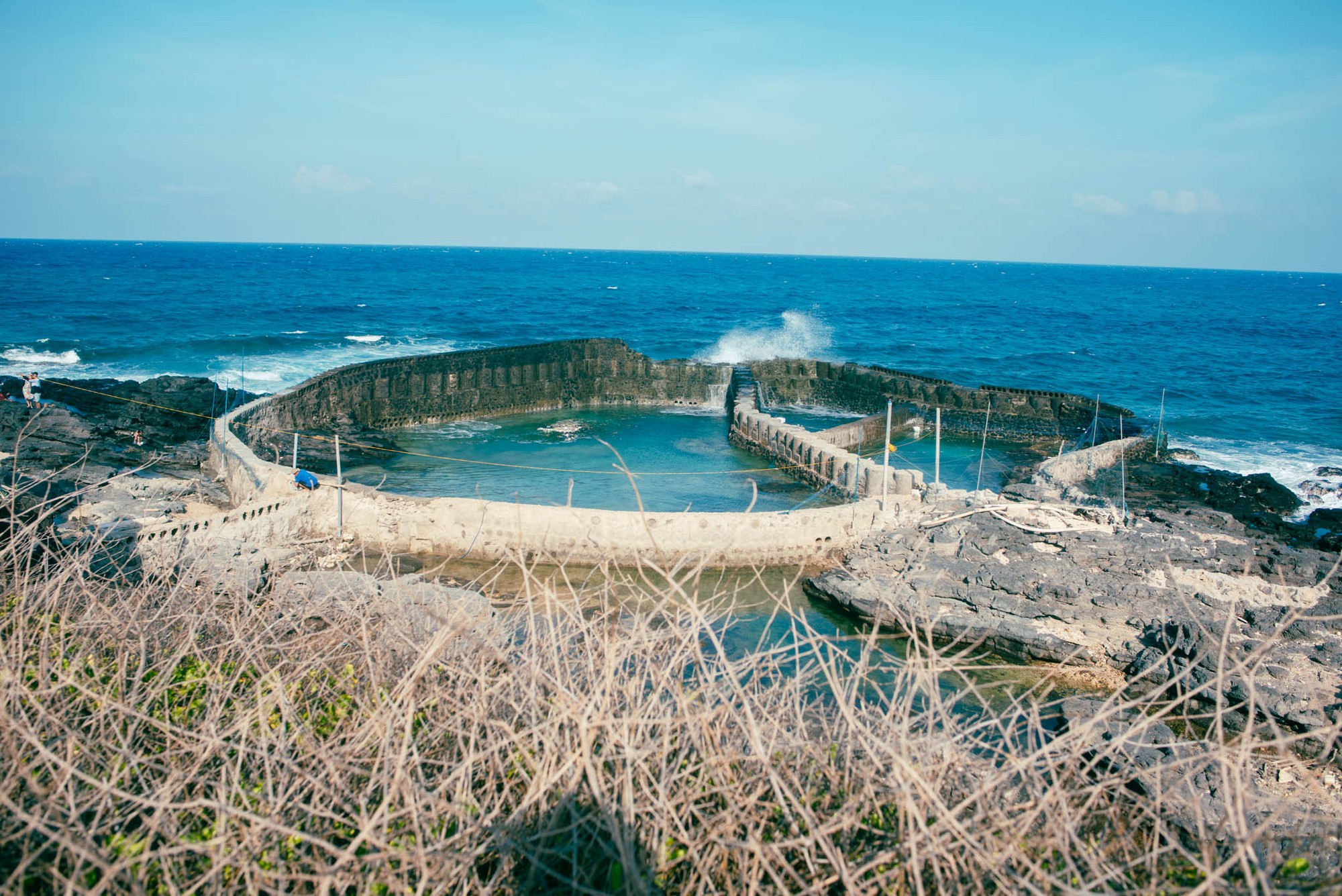 Hồ cá bỏ hoang, một điểm check-in khá biểu tượng của Phú Quý. Ảnh: Lekima Hùng Hồ cá bỏ hoang, một điểm check-in khá biểu tượng của Phú Quý. Ảnh: Lekima Hùng