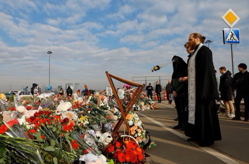 Người d&acirc;n Nga đặt hoa tưởng niệm c&aacute;c nạn nh&acirc;n trong vụ khủng bố tại Crocus City Hall. Ảnh: Reuters
