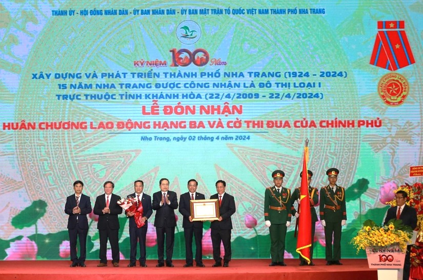 TP Nha Trang nhận Hu&acirc;n chương Lao động hạng Ba. Ảnh: VGP.