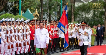 Chủ tịch Quốc hội Vương Đình Huệ chúc mừng Chủ tịch Thượng viện Campuchia Hun Sen