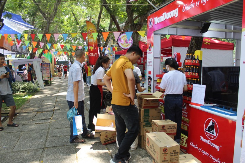 Người d&acirc;n v&agrave; du kh&aacute;ch tham quan Ng&agrave;y hội Du lịch TP HCM năm 2023. Ảnh: Như Quỳnh