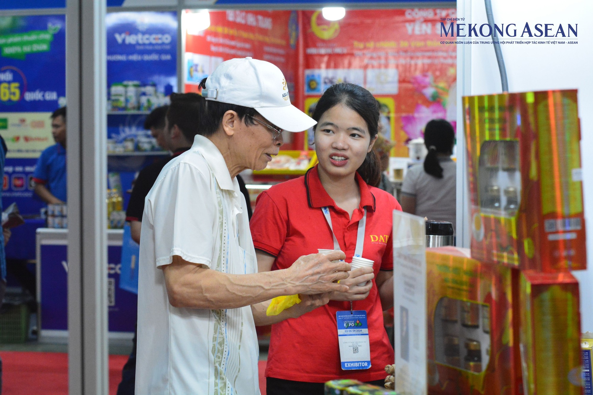 Kh&aacute;ch tham quan trải nghiệm sản phẩm tại hội chợ. Ảnh: L&ecirc; Hồng Nhung - Mekong ASEAN